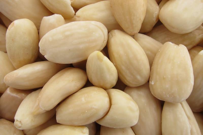 Blanched Raw blanched almonds, no skin.